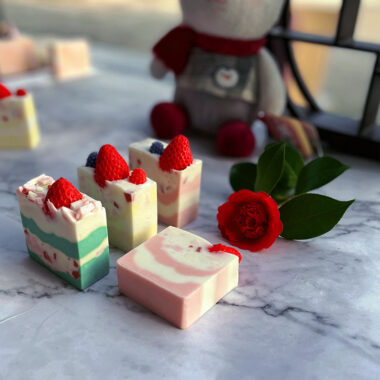 Custom organic handmade cake bar soap whitening